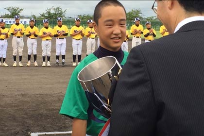 松山市が燕市の鎚起銅器の技術でつくられた優勝カップを返還