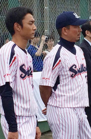 応援に訪れたスワローズのエース館山投手(右)と平井投手