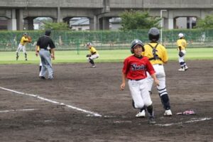 二回裏、燕南野球スポーツ少年団は逆転の本塁を踏んだが