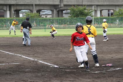 二回裏、燕南野球スポーツ少年団は逆転の本塁を踏んだが