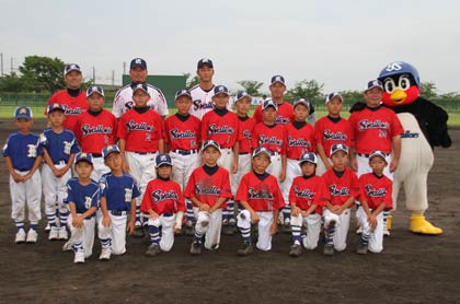 試合を終わってスワローズの館山投手、平山投手、つば九郎をまじえて記念写真