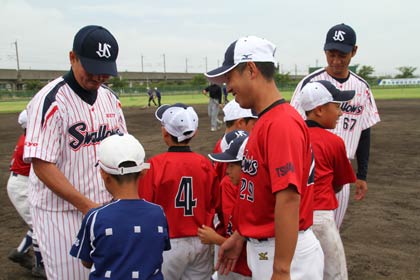 スワローズの館山投手(左)平井投手と握手する燕南野球スポーツ少年団の選手