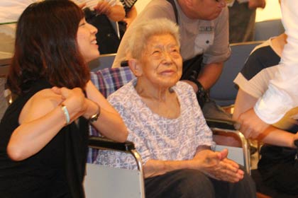 笠原精肉店を営んでいた祖母芳枝さんも来場