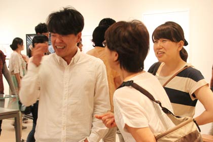 講演会後、来場した懐かしい顔と話が弾む一城さん