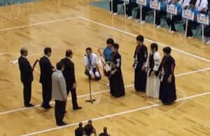 表彰式で表彰を受ける女子個人戦優勝の燕中3年小川梨々香さん