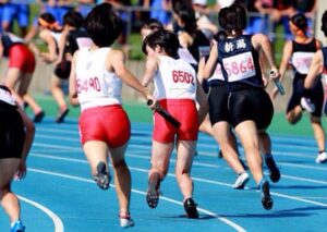 女子4×100mリレーで白いウエアが燕中、左が白井さん
