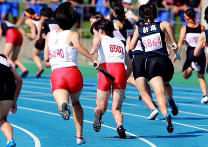 女子4×100mリレーで白いウエアが燕中、左が白井さん