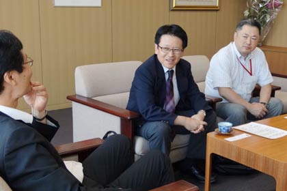 鈴木市長と歓談するサーモス新潟事業所の山田所長と河崎業務部管理課マネジャー