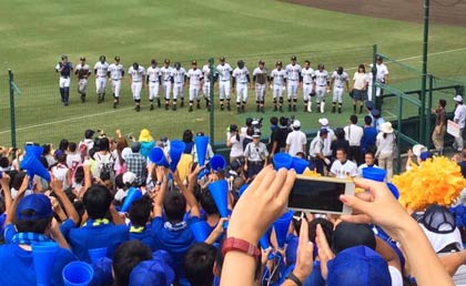 富山商に勝って応援団に頭を下げる日本文理の選手