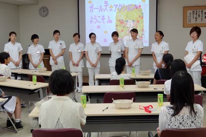 済生会三条病院で開かれた女子高校生対象の健康教室「人生を変える★ガールズアクション」、講師の助産師