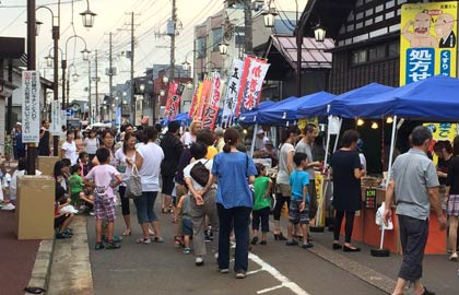  燕市燕地区の商店街で開かれている第14回200メートルいちび」