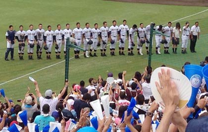 試合が終わって応援に感謝する日本文理の選手に応援席は大きな拍手で健闘をたたえる