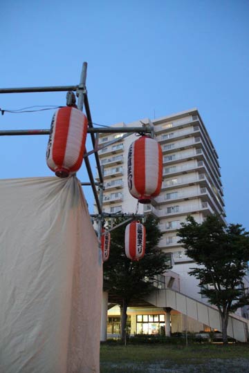 パルム1跡地に組まれた三条盆踊りの矢倉