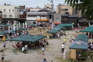 24日午前10時から三条市・パルム1跡地周辺と昭栄通りを会場に開かれている8月の三条マルシェ「夏休みマルシェ」