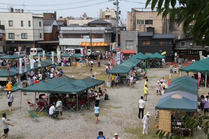 24日午前10時から三条市・パルム1跡地周辺と昭栄通りを会場に開かれている8月の三条マルシェ「夏休みマルシェ」
