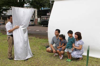  夏休みの思い出づくりにプロカメラマンによる無料の家族写真撮影会