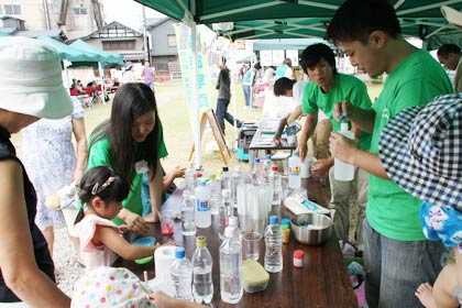 2回分200円でスライムを作る夏休みの宿題応援「自由研究 in 三条マルシェ」
