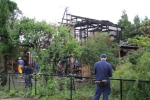 燕市粟生津地内の全焼した空き家