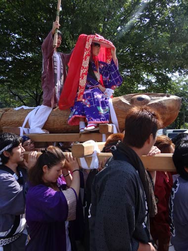 23日開かれた「しただふるさと祭り～雨生の大蛇祭」で「雨生の大蛇」の行列行進
