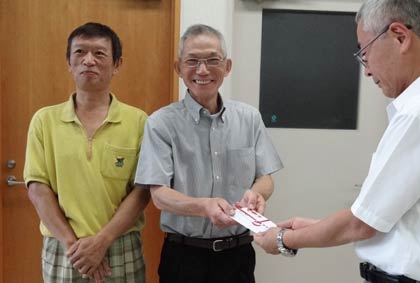 左から県央食品衛生協会三条支部の矢部副支部長、岩城支部長、三条市社協の小林事務局長