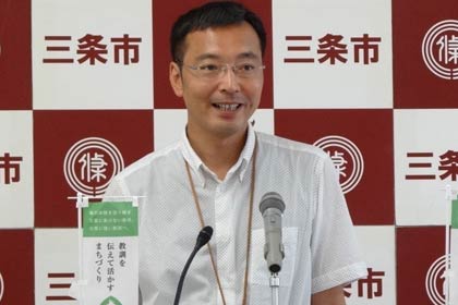  定例記者会見を行う国定三条市長