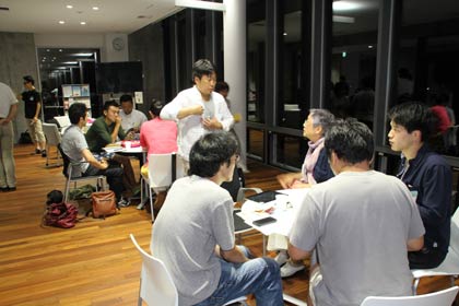 26日夜、燕市役所で開かれた「つばめ若者会議」の交流イベントに41人が参加して熱気