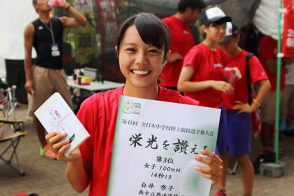 表彰状と記念品を手に
