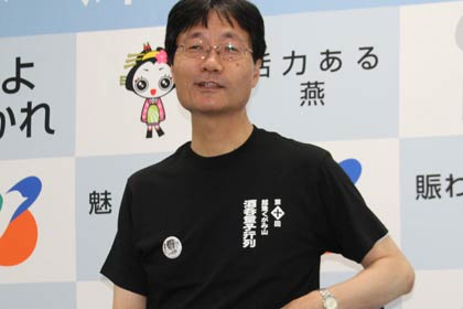 鈴木市長の記者会見でオリジナルTシャツを着て酒呑童子行列をPR
