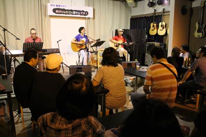 「楽道」でライブを行う四角佳子さんと柳田ヒロさん、常富喜雄さんのトリオ