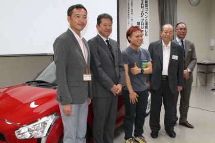 「LOVE SANJO」の共同発表会で左から国定市長、ダイハツの藤下チーフエンジニア、デザイナーの根津さん、斉藤三条商工会議所会頭、山井三条工業会理事長