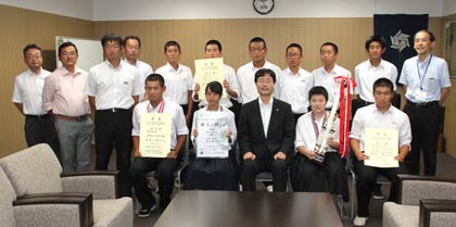  全中で活躍した燕中生徒が鈴木市長を表敬訪問して記念撮影