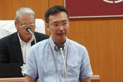  提案理由を説明する国定市長