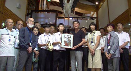 豊岡市立コウノトリ文化会館で前列中央が中貝市長、前列が三条市内に避難している人、後列が豊岡市からの参加者