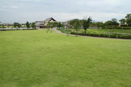 ツバメルシェのメーン会場、燕市交通公園の芝広場