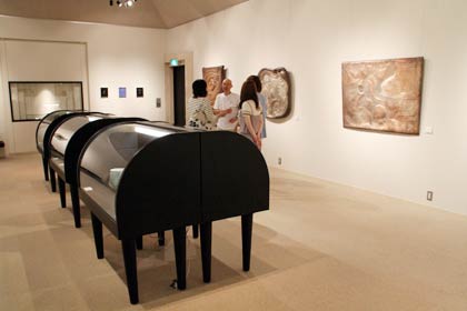 28日まで燕市産業史料館で開かれている「枝村佐門　七宝彫金展」
