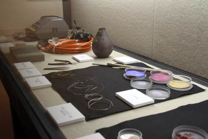 枝村さんが使う釉薬や道具も展示