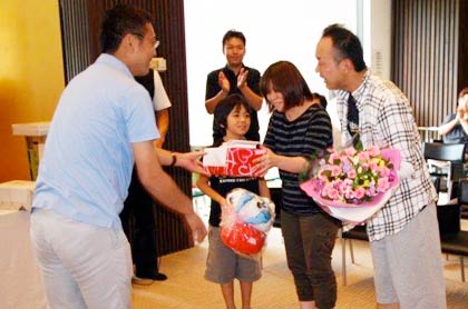 300万人目になった田辺さん家族