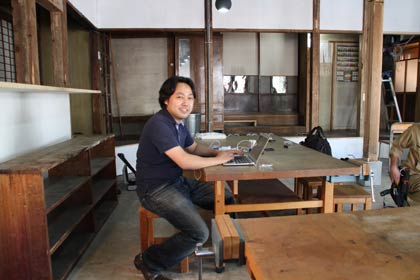 プレオープンした旧外山虎松商店をリノベーションしたシェアスペース＆ライブラリーで小山さん
