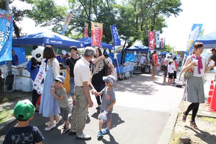 燕市交通公園を会場に初めて単独開催された「ツバメルシェ」は大にぎわい