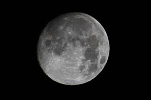 8日の中秋の名月、9日のスーパームーンを前に7日は夜空に月がくっきり