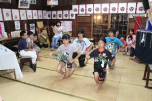 燕御神楽神伶会、中秋の名月の晩に燕・戸隠神社で秋季大祭で奉納する神楽をけいこ