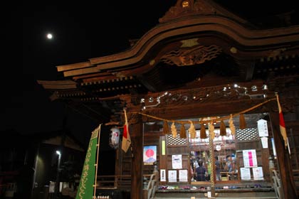 拝殿の上に輝く中秋の名月