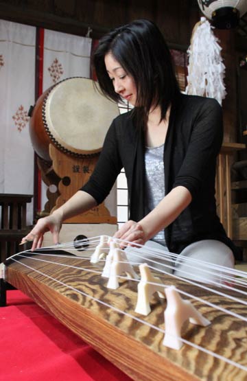 「敬老の日」の15日夜、燕・戸隠神社で開かれる「お月見の会」で琴の演奏を披露する渡辺志保さん