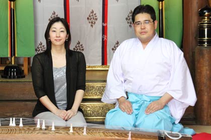 戸隠神社拝殿で琴を前に渡辺さん夫婦