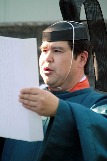 戸隠神社権禰宜で志保さんの夫であり元ヒロ大神宮宮司の渡辺大蔵さん、ことし5月の春季大祭で祝詞を奏上する