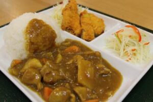 道の駅「漢学の里しただ」が30日まで農家レストランで販売している「下田野菜ダムカレー」