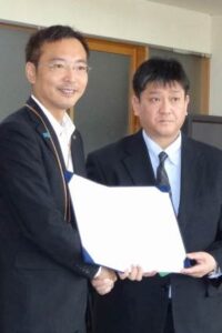 「災害時におけるレンタル機材の供給に関する協定」を締結した三条市の国定市長(左)とカナモトの岡田関東信越地区新潟ブロック長