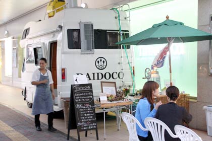 新潟三越前横付けしたDAIDOCOのキッチンカー