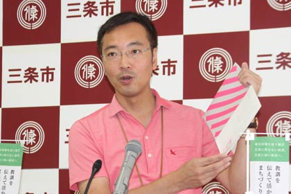 定例会見を行う国定三条市長