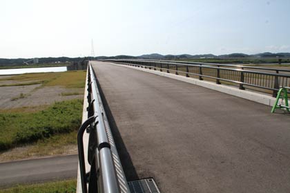 可動堰の管理橋を歩いて渡るのは気が遠くなるが自転車ならすいすい